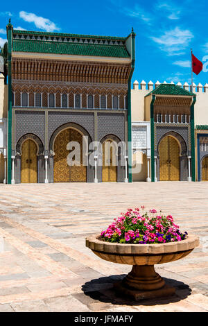 La Fes, Marocco, Africa del Nord, il palazzo reale Dar El Makhzen con davanti un vasi di fiori, Foto Stock