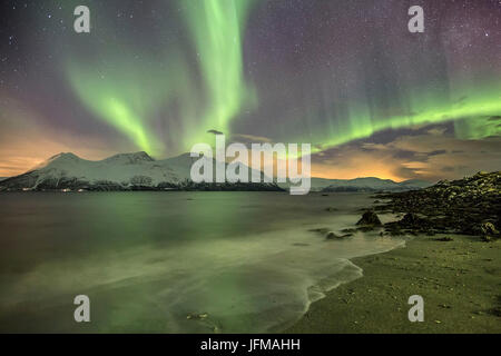 Luci del nord sul paesaggio gelido di Lyngen Svensby Alpi Tromsø Lapponia Norvegia Europa Foto Stock