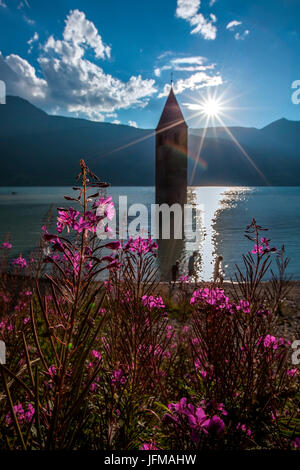 Il lago di Resia è un lago artificiale nella porzione occidentale dell Alto Adige, Italia, a sud del Passo Resia, che forma il confine con Austria e ad est del crinale del monte formando il confine con la Svizzera, il lago è famoso per il campanile di una sommersa chiesa trecentesca, quando l'acqua gela, questo può essere raggiunto a piedi, Foto Stock