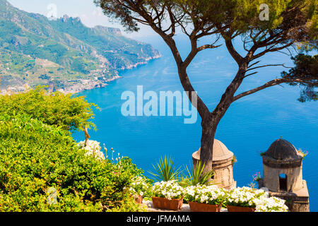 Ravello, Amalfi, Sorrento, Italia, vista della costa da Villa Rufolo Foto Stock