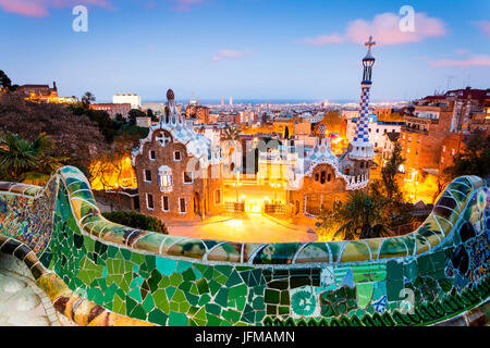 Barcellona, Spagna, Parco Guell dopo il tramonto, luci accese Foto Stock