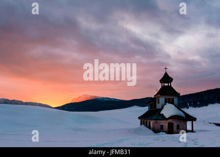 La chiesa, il Vezzena, Altopiano di Vezzena, Trento, Provincia del Trentino Alto Adige, Italia, la piccola chiesa di Santa Zita all'alba, Foto Stock