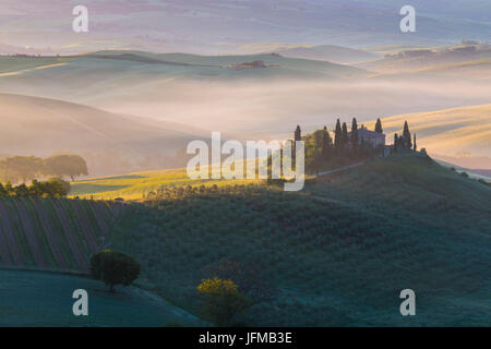 Podere Belvedere un agriturismo in Val d'Orcia a sunrise, Toscana - Italia, Europa Foto Stock