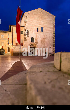 L'Europa, Italia, comprensorio di Perugia, Gubbio, quadrato a Gubbio durante le ore di colore blu, Foto Stock