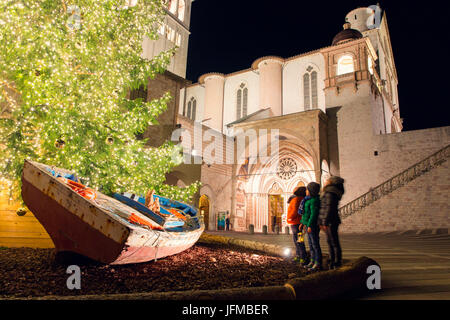 L'Europa, Italia, distict di Perugia, Assisi, albero di Natale in piazza Foto Stock