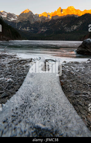 Alba Tovels lago in una fredda giornata invernale, Parco Naturale Adamello Brenta, Val di Non, in Trentino Alto Adige, Italia, Foto Stock