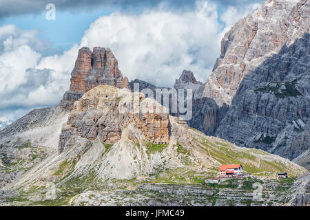 Trentino Alto Adige, Italia, Europa Parco delle Tre Cime di Lavaredo, le montagne dolomitiche prese durante un giorno di nuvole e sullo sfondo si può vedere il Monte Paterno e il rifugio Locatelli Foto Stock