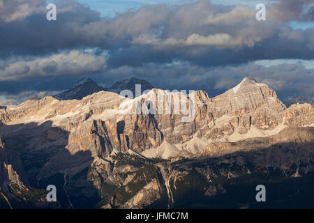 Ampezzo Dolomiti, Belluno, Veneto, Italia, Tramonto sul gruppo delle Tofane dalla sommità del Sass Ciampac (del gruppo Puez, Dolomiti, Alto Adige), Foto Stock