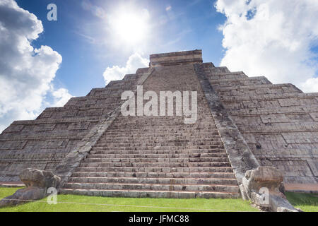 El Castillo, Chichen Itza sito archeologico, Yucatan, Messico Foto Stock