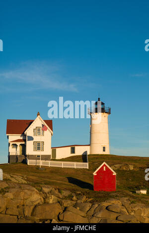 Stati Uniti d'America, Maine, York, Nubble Luce faro, crepuscolo Foto Stock