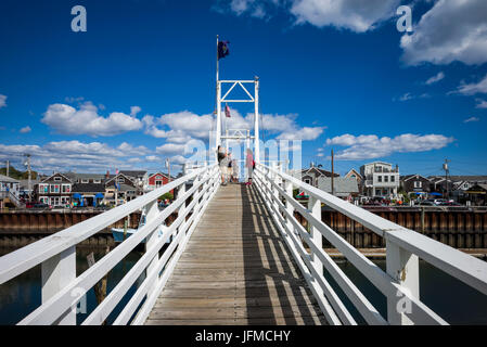 Stati Uniti d'America, Maine, Ogunquit, Perkins Cove, pedonale ponte levatoio Foto Stock