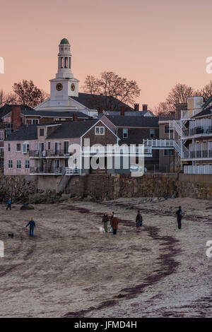 Stati Uniti d'America, Massachusetts, Cape Ann, Rockport, vista la prima chiesa congregazionale dal fronte spiaggia, crepuscolo Foto Stock