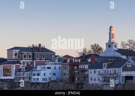 Stati Uniti d'America, Massachusetts, Cape Ann, Rockport, vista di Shalin Liu Performance Center e la prima chiesa congregazionale dal fronte spiaggia, crepuscolo Foto Stock