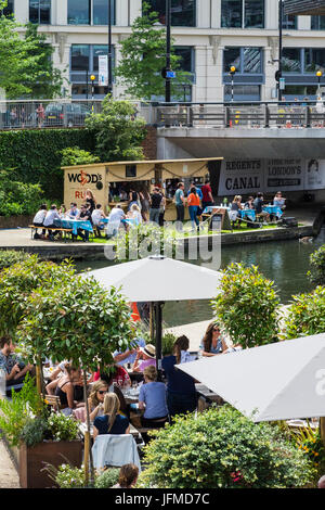 Granary Square nel cuore della rigenerazione del re area trasversale lungo il Regent's Canal, London, England, Regno Unito Foto Stock