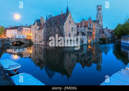 Il campanile medievale e gli edifici storici sono riflesse nel canale di Rozenhoedkaai all alba di Bruges Fiandre occidentale Europa Belgio Foto Stock