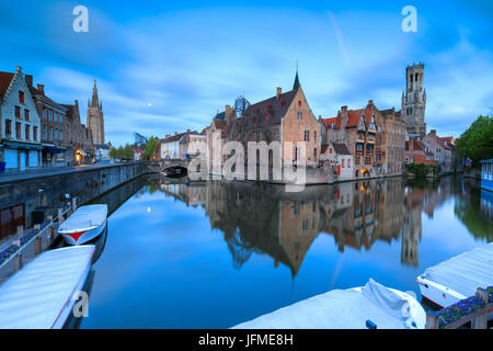 Il campanile medievale e gli edifici storici sono riflesse nel canale di Rozenhoedkaai all alba di Bruges Fiandre occidentale Europa Belgio Foto Stock