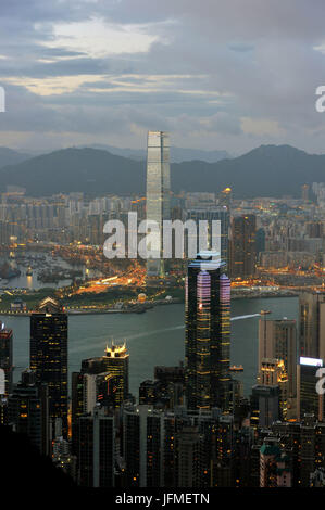 Cina, Hong Kong, vista dal picco Victoria sull isola di Hong Kong e la Penisola di Kowloon con ICC (International Commerce Centre) edificio in background Foto Stock