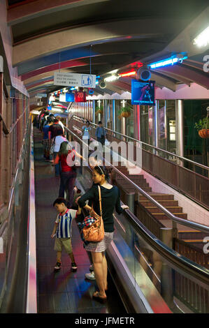 Cina, Honk-Kong isola, le scale mobili che portano al quartiere di Soho, il più lungo del mondo al di fuori di escalator Foto Stock