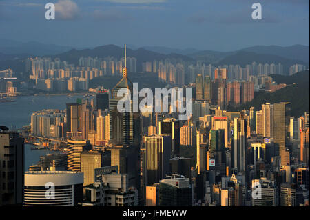 Cina, Hong Kong, vista dal picco Victoria sull isola di Hong Kong e la Penisola di Kowloon in background Foto Stock