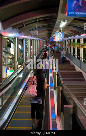 Cina, Honk-Kong isola, le scale mobili che portano al quartiere di Soho, il più lungo del mondo al di fuori di escalator Foto Stock