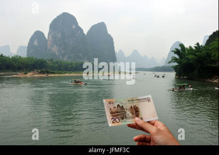 Cina, provincia di Guangxi, Guilin, regione carsica del paesaggio di montagna e il fiume Li intorno a Yangshuo, paesaggio del 20 yuans banconota Foto Stock