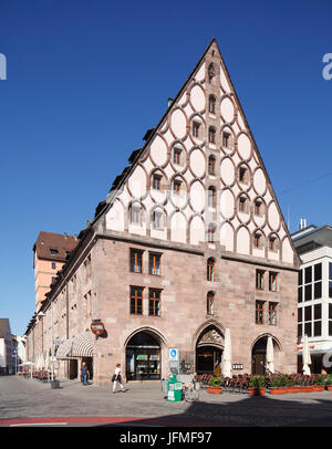 Mauthalle am Hallplatz, ehemaliger Salz- und Kornspeicher, heute Sitz der Barfüßer Brauerei mit Gäststätte, Altstadt, Norimberga, Franken, Bayern, Deuts Foto Stock