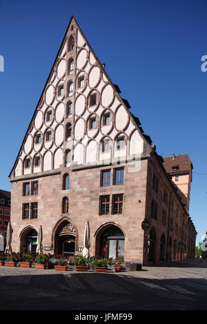 Mauthalle am Hallplatz, ehemaliger Salz- und Kornspeicher, heute Sitz der Barfüßer Brauerei mit Gäststätte, Altstadt, Norimberga, Franken, Bayern, Deuts Foto Stock