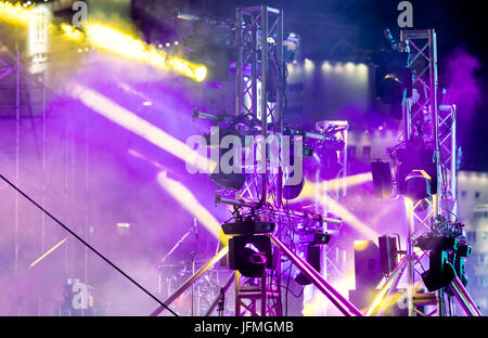 Molti fari luminosi che illuminano la scena con la nebbia in concerto Foto Stock