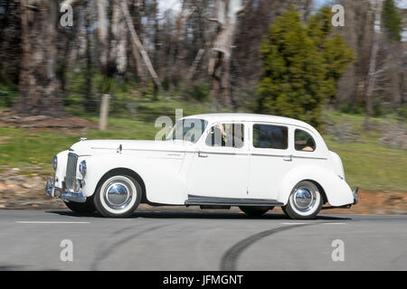 L'annata 1948 Humber Super Snipe Sedan guida su strade di campagna vicino alla città di Birdwood, Sud Australia. Foto Stock