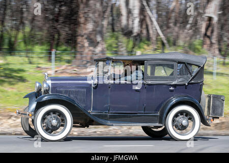 L'annata 1930 Ford Modello una carrozza guida su strade di campagna vicino alla città di Birdwood, Sud Australia. Foto Stock