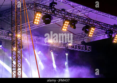 Stadio di concerto con le luci e il fumo durante la prestazione Foto Stock