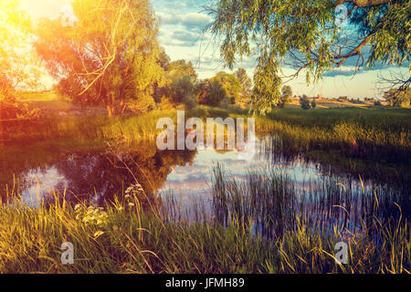 Magico tramonto sul lago. Foschia mattutina, paesaggio rurale, deserto, sentimento mistico Foto Stock