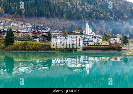 Il Lago di Santa Caterina e Auronzo di Cadore, provincia di Belluno, regione Veneto, Italia, Europa. Foto Stock