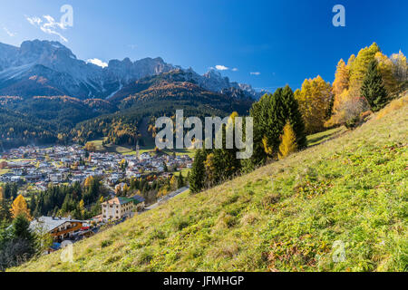 Padola visto da di Dosoledo, Provincia di Belluno, Veneto, Italia, Europa. Foto Stock