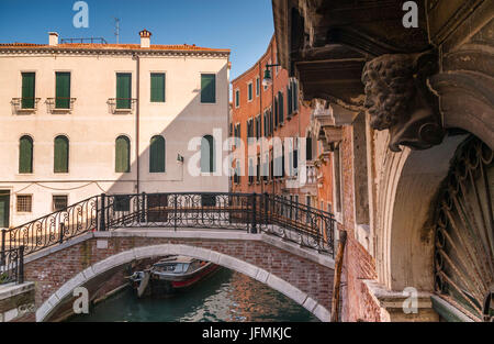 Architettura Barocca su strade e canali di Venezia Foto Stock