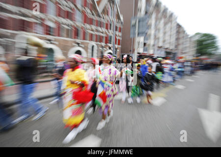 Le persone prendono parte durante la Bigi Spikri celebrazione della "Ricordando abolizione della schiavitù giorno' su 1 Luglio, 2017 a Amsterdam, Paesi Bassi. Essi onore Foto Stock