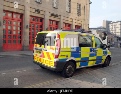 10 Aprile 2017 - Mercedes Vito polizia van parcheggiato in Bridewell Street a Bristol, vicino alla stazione di polizia e Broadmead Shopping Centre Foto Stock