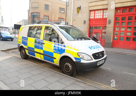 10 Aprile 2017 - Mercedes Vito polizia van parcheggiato in Bridewell Street a Bristol, vicino alla stazione di polizia e Broadmead Shopping Centre Foto Stock