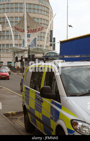 10 Aprile 2017 - Mercedes Vito polizia van parcheggiato in Bridewell Street a Bristol, vicino alla stazione di polizia e Broadmead Shopping Centre Foto Stock