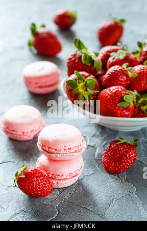 Fragola Rosa amaretti con fragole fresche su sfondo grigio Foto Stock