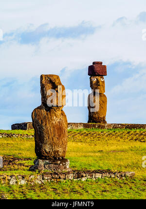 Moais in Tahai complesso archeologico, Parco Nazionale di Rapa Nui, Isola di Pasqua, Cile Foto Stock