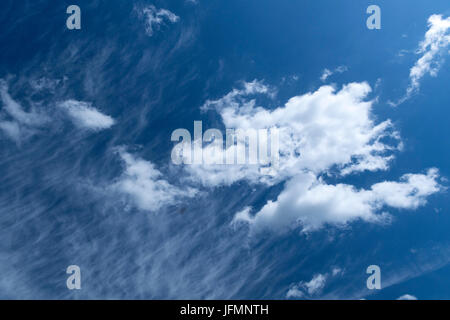 Nuvole bianche sotto un classico blue sky in Inghilterra Settentrionale Foto Stock