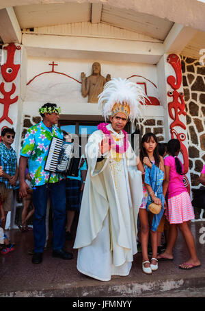 Rapa Nui Sacerdote di fronte alla chiesa la domenica di Pasqua, Hanga Roa, Isola di Pasqua, Cile Foto Stock