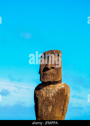 Moai in Hanga Piko, Hanga Roa, Isola di Pasqua, Cile Foto Stock