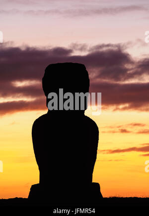 Moai di Ahu Vai Uri al tramonto, Tahai complesso archeologico, Parco Nazionale di Rapa Nui, Isola di Pasqua, Cile Foto Stock