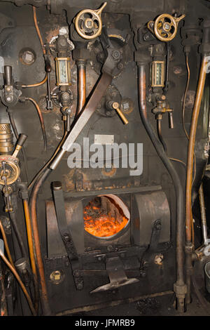 Firebox pedana e comandi su un vintage British locomotiva a vapore solitamente azionato dal conducente e vigile del fuoco Foto Stock