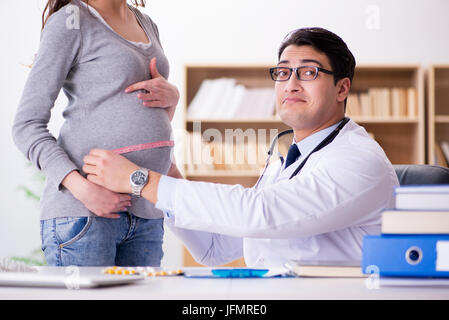 Donna incinta visita medico per la consultazione Foto Stock
