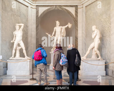Osservando statue romane presso il Museo del Vaticano Foto Stock