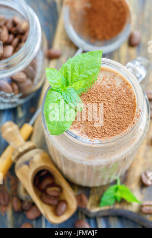 Frullato di caffè e foglie di menta in un vaso di vetro. Foto Stock