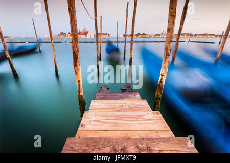 Una lunga esposizione vista di gondole e la chiesa di San Giorgio attraverso il Grand Canal, Venezia, Italia Foto Stock